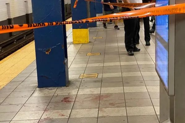 Joven pierde el brazo tras caer del techo del Metro en NY