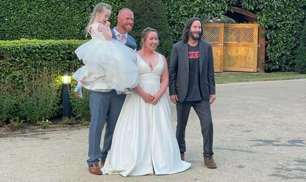 Keanu Reeves va a una boda de personas que acaba de conocer