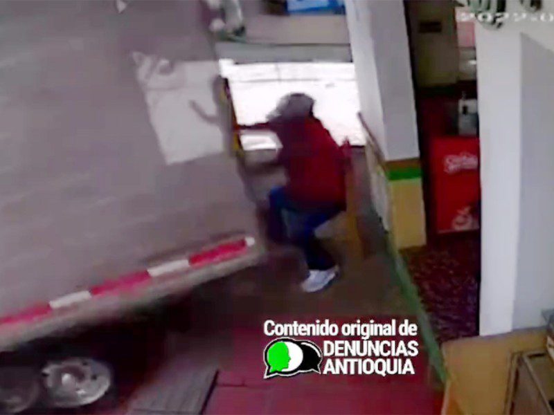 Lo aplasta una camioneta y vive para contarlo