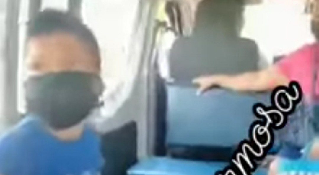 Mamá olvida a su hijo en la combi