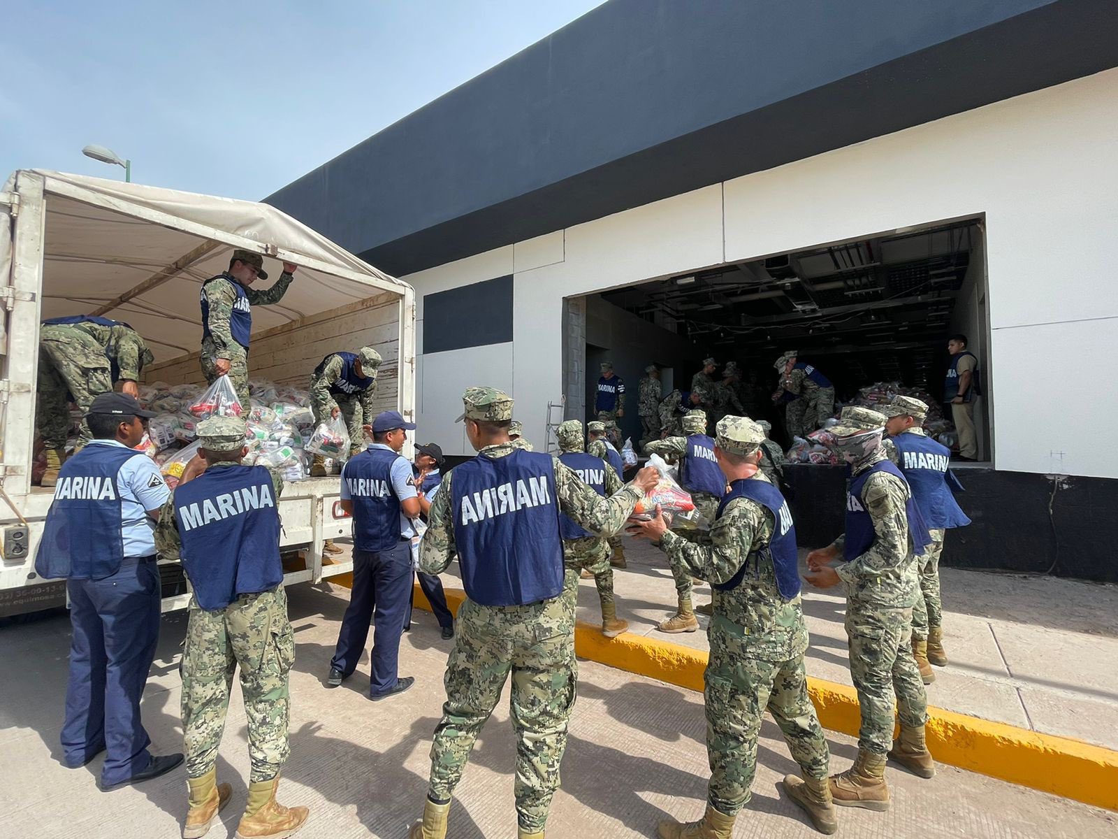 Marina ayudando a los damnificados por las inundaciones en Sonora