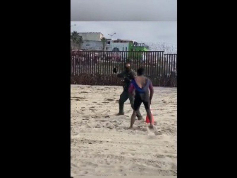 Migrante se enfrenta a agentes fronterizos de EU en playa de Tijuana