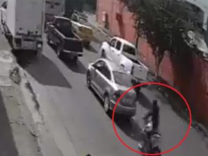 Motociclista sale disparado al chocar contra un auto estacionado #VIDEO