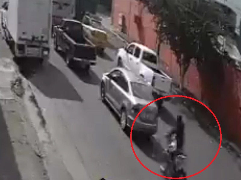 Motociclista sale disparado al chocar contra un auto estacionado