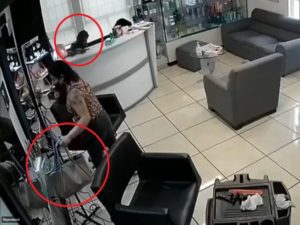 Mujer se roba un bolso de un salón de belleza en Durango #VIDEO
