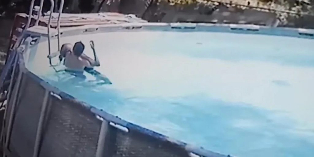 Niño salva a su madre de morir ahogada tras convulsionar en la piscina