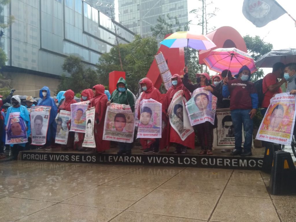 Padres de los 43 estudiantes de Ayotzinapa marchan en la CDMX