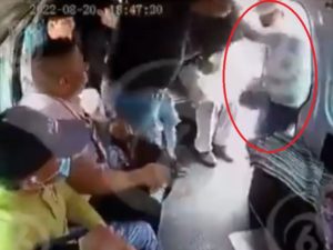 Pasajeros frustran asalto a una combi al empujar al ladrón #VIDEO