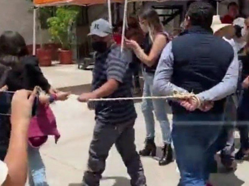 Pobladores de Querétaro amarran y 'pasean' a funcionario por la calle