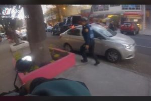 Policía pide “aventón” para alcanzar a ladrón #VIDEO