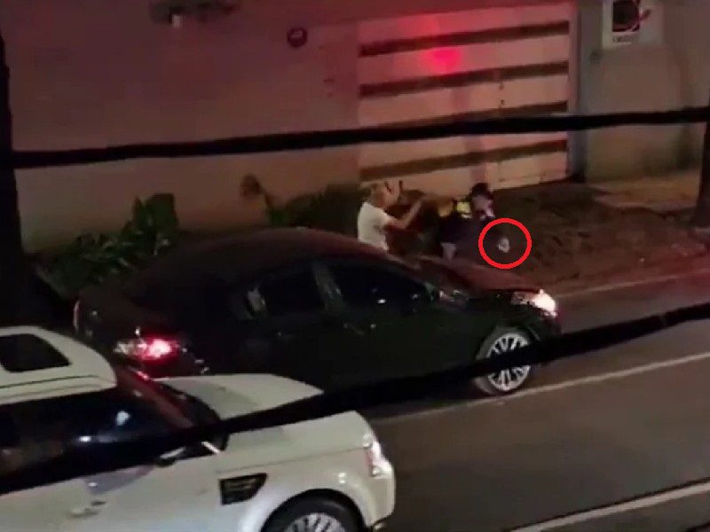 Policía, presuntamente, le roba el celular a un automovilista