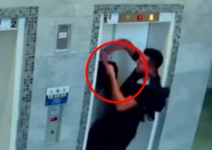 ¡Héroe! Policía salva a perrito atorado en un elevador #VIDEO