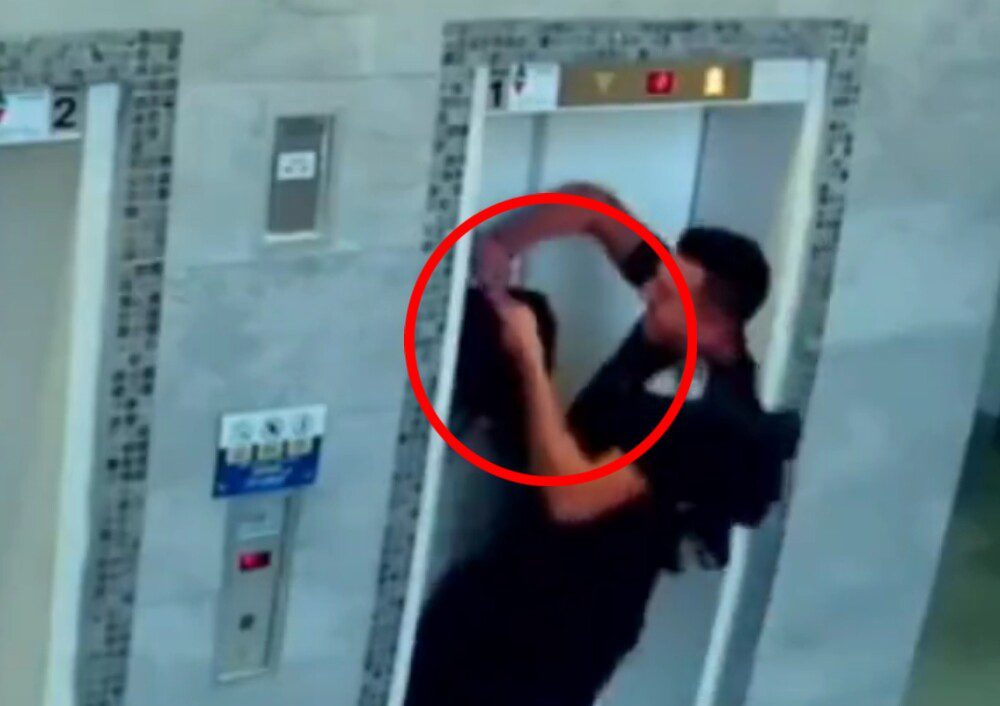 Policía salva a perrito atorado en un elevador