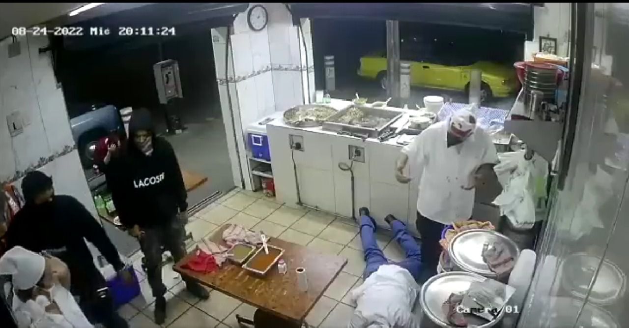 Sujeto armados asaltan una taquería en Guadalajara