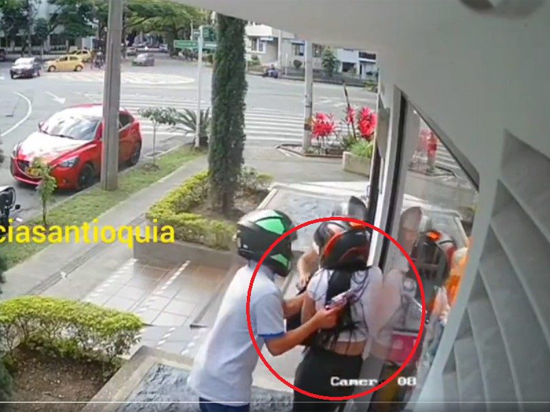 Sujetos en moto asaltan a dos mujeres afuera de su casa