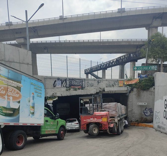 Tráiler atorado debajo de un puente de la México-Cuernavaca