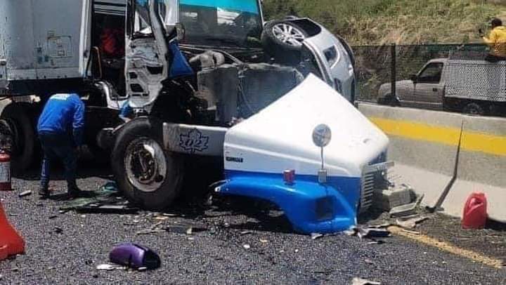 Tráiler provoca un fuerte accidente en la Chamapa-Lechería