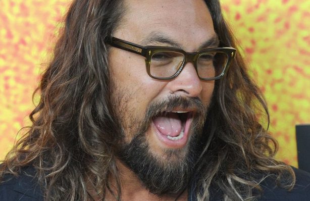 El actor Jason Momoa se rapa el cabello por una buena causa #VIDEO
