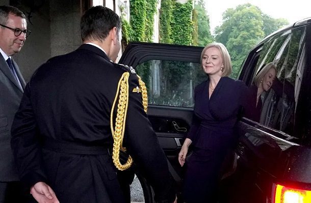 Liz Truss asume como primera ministra británica