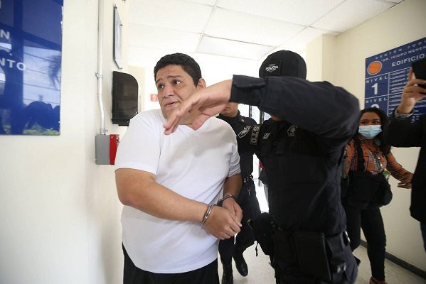 Procesan a tuitero por exhibir al presidente de El Salvador