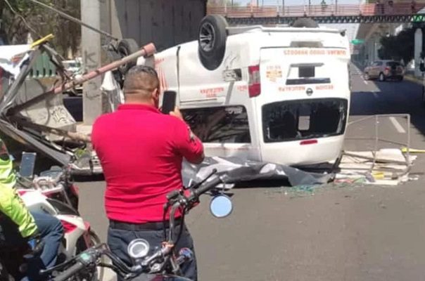 Volcadura de combi en Eje 10 Sur deja al menos 7 lesionados