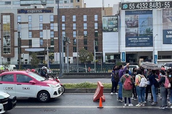 Alumnos del IPN bloquean la circulación en Periférico Sur