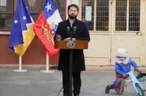 Niño “se roba” conferencia de prensa de Gabriel Boric, presidente de Chile #VIDEO