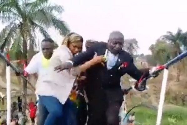 Puente colapsa en el Congo mientras funcionarios lo inauguraban #VIDEO