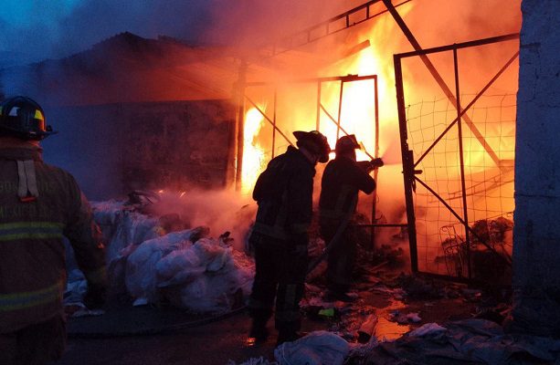 Se incendia bodega de plásticos en Iztapalapa; tres perros murieron