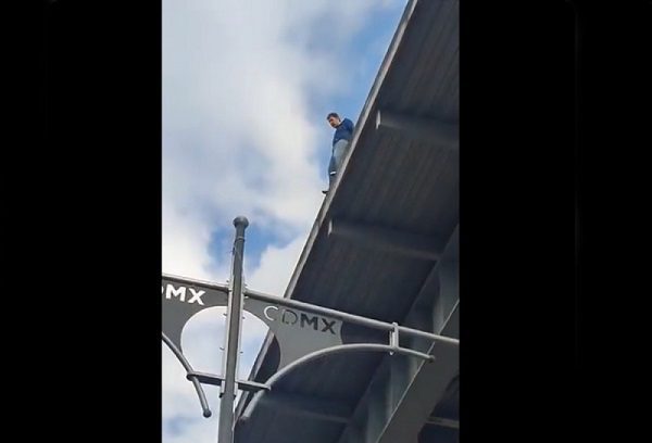 Policías evitan que hombre se arroje de puente en Viaducto Río Piedad #VIDEO