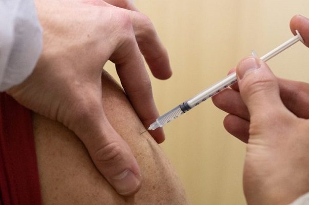 Regulador europeo autoriza vacunas de Pfizer y Moderna adaptadas contra ómicron