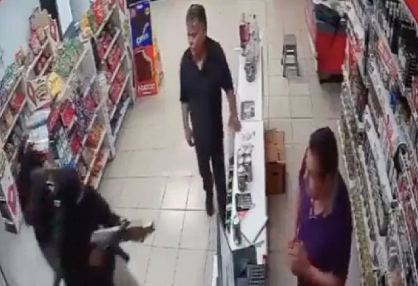 Asaltantes golpean a clientes y se llevan cajero en tienda de conveniencia en Sonora #VIDEO