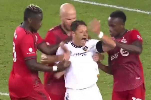 Se viraliza la dramática reacción de 'Chicharito' Hernández contra el Toronto FC #VIDEO