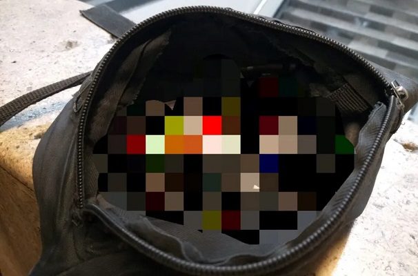 Metro CDMX celebra a usuario honrado que devolvió cangurera con objetos de valor