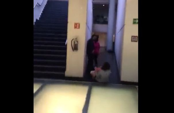 Exhiben a senadora por Morena agrediendo a presunta trabajadora de la Cámara Alta #VIDEO