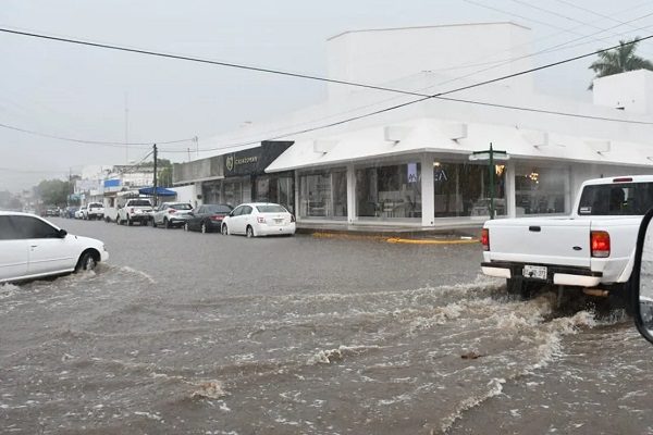 Suspenden clases e inician evacuación ante crecida de río por lluvias en Guasave, Sinaloa