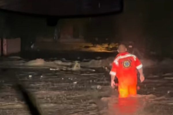 “Díganle que comprenda”: súplica madre por su hijo que perdió tarea por inundación en Durango