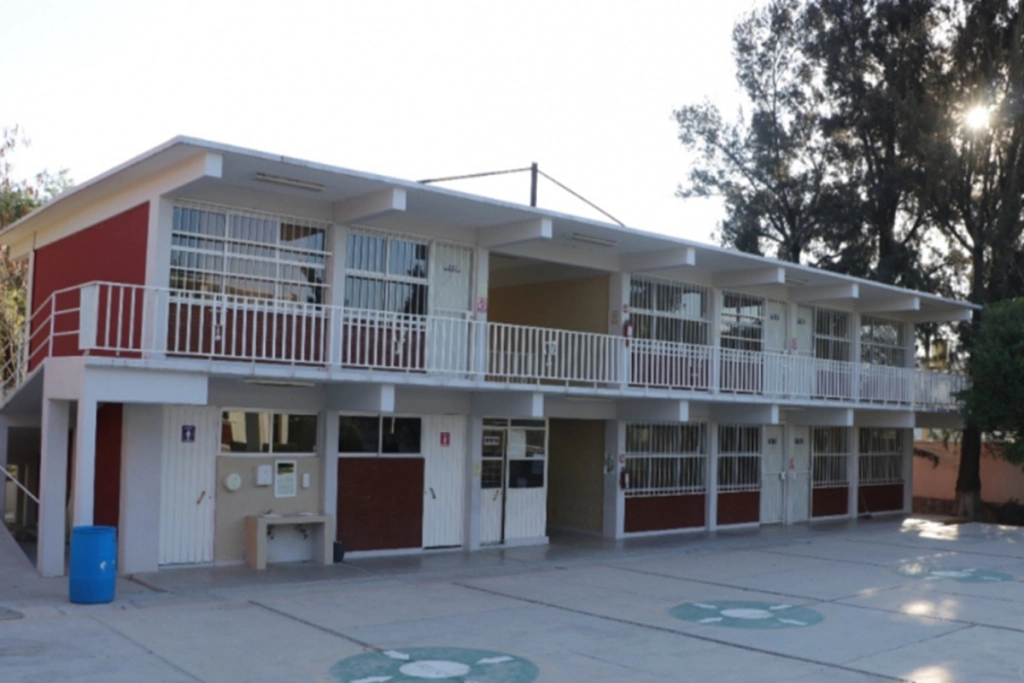 Comando armado irrumpe en escuela y asalta a estudiantes en Puebla