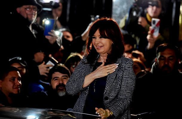 Papa Francisco clama por "armonía social" tras el ataque a Cristina Fernández