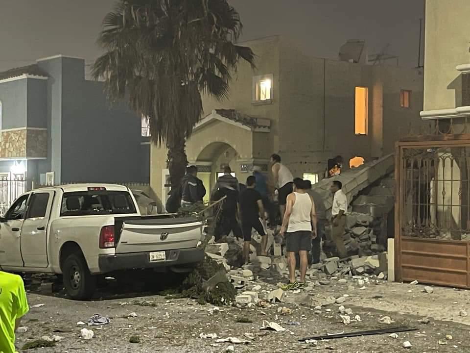 Dos muertos tras explosión en Saltillo de casa habitada por fiscales del estado