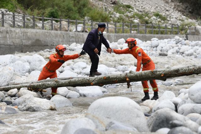 Sube a 74 el número de personas fallecidas tras sismo en China