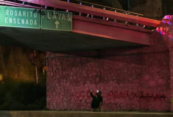 Cuelgan cuerpo de mujer en puente en Tijuana y dejan 'narcomensaje'