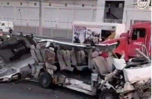 Al menos 7 muertos y 11 heridos tras choque entre camioneta y tráiler en Guanajuato #VIDEOS