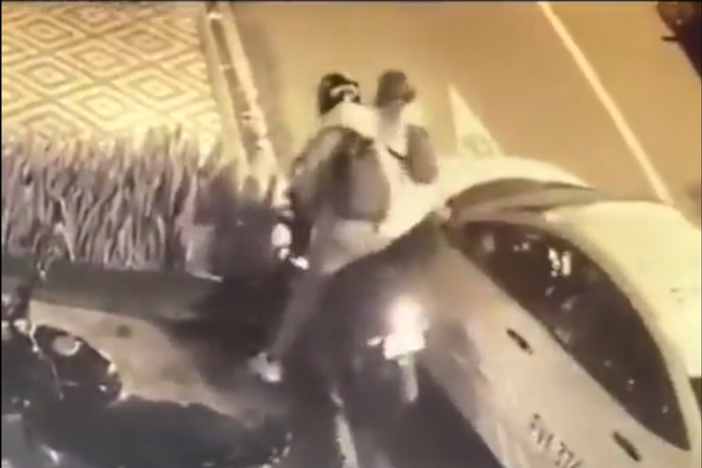 Mujer frustra asalto al colgarse del cuello de ladrón durante escape #VIDEO