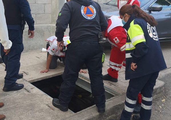 Mujer cae dentro de registro de CFE en la Miguel Hidalgo