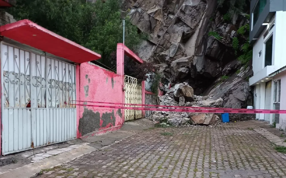 Cerro se desgaja en Ecatepec y deja dos viviendas dañadas