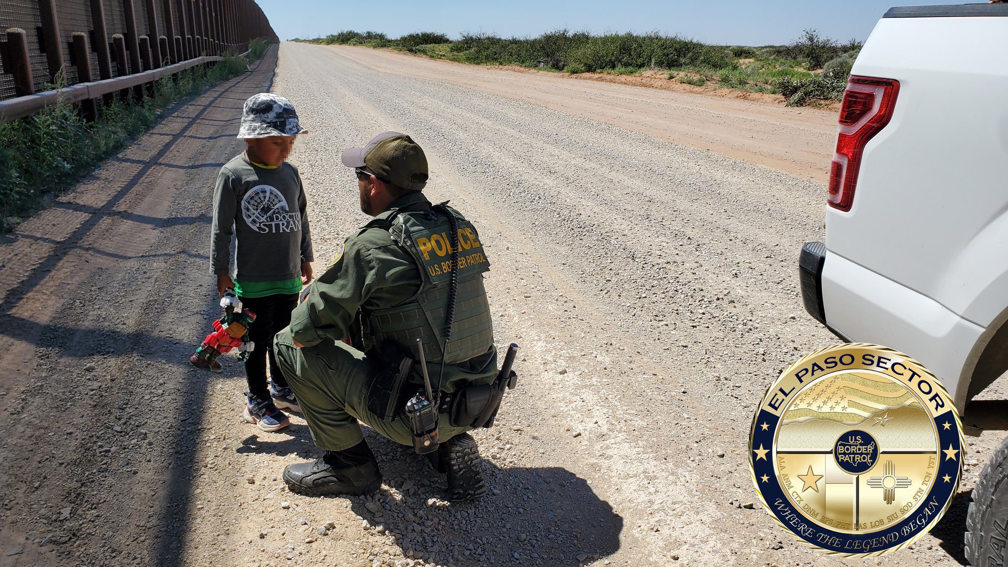Con juguete en mano, abandonan a niño migrante en la frontera de Nuevo México