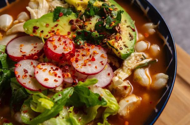 Más de 100 personas se intoxican tras comer pozole y beber agua de jamaica, en Guerrero