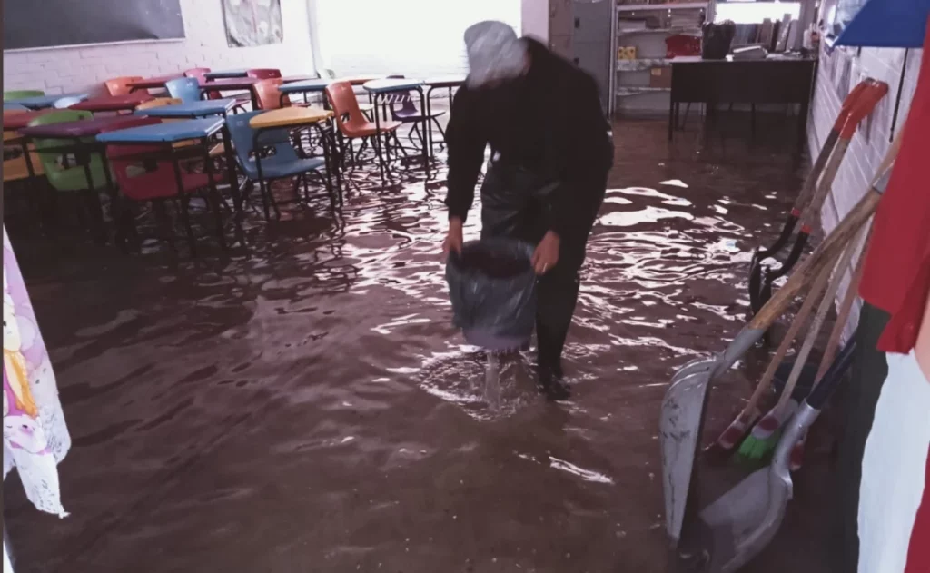 Padres de familia bloquean vialidad tras inundación de primaria en Ecatepec