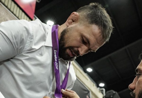 Luchador iraní recibe su medalla de oro olímpico tras diez años de victoria